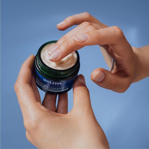 WELEDA Bio Festigende Tagespflege Blauer Enzian & Edelweiß - Naturkosmetik Natural Anti Aging Gesichtscreme/Feuchtigkeitscreme mindert tiefe Falten & reduziert Pigmentflecken (vegan, 40ml)