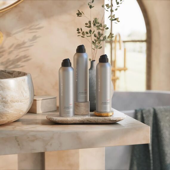 RITUALS Sport Vorteilspack mit 3 x Duschschaum | Duschgel mit Aktivkohle | ölabsorbierend und belebend | frischer und holziger Duft | Vorteilspack 3 x 200 ml