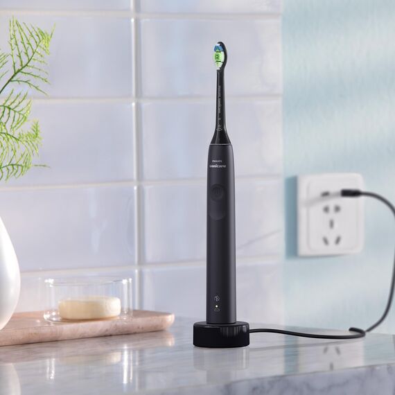 Philips Sonicare 4100 – elektrische Sonicare Zahnbürste für Erwachsene mit 1 x Philips W2 Optimal White Bürstenkopf in Schwarz, schlankem Reiseetui und USB-Ladegerät (Modell HX3683/54)