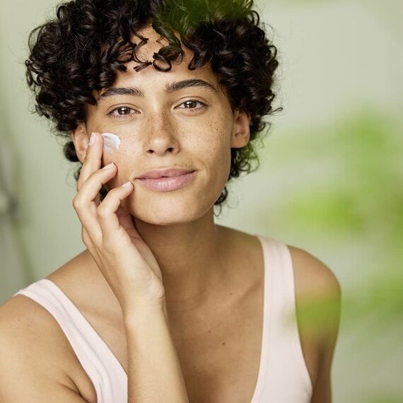 WELEDA Bio Iris Ausgleichende Tagespflege, reichhaltige Naturkosmetik Feuchtigkeitspflege zur intensiven Pflege von trockener Haut, Creme zum Schutz vor Umwelteinflüssen (1 x 30 ml) (Packung mit 2)