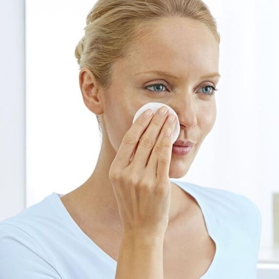 NIVEA VITAL Verwöhnende Reinigungsmilch, Gesichtsreinigungsmilch für reife Haut entfernt Make-Up und Hautverschmutzungen gründlich, sanfte Reinigungsmilch (200 ml)