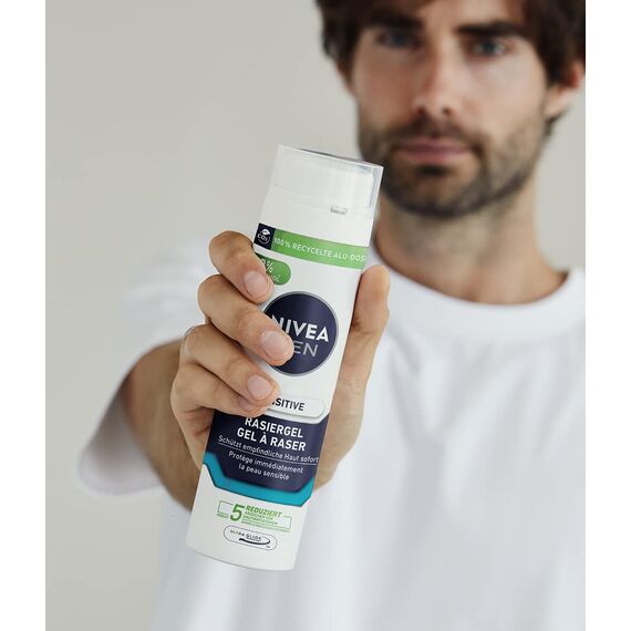NIVEA MEN Sensitive Rasiergel (200 ml) Mit Kamille, Hamamelis und Vitamin E für Eine Sanfte Rasur - Schützend Gegen Hautirritationen (3er-Pack)