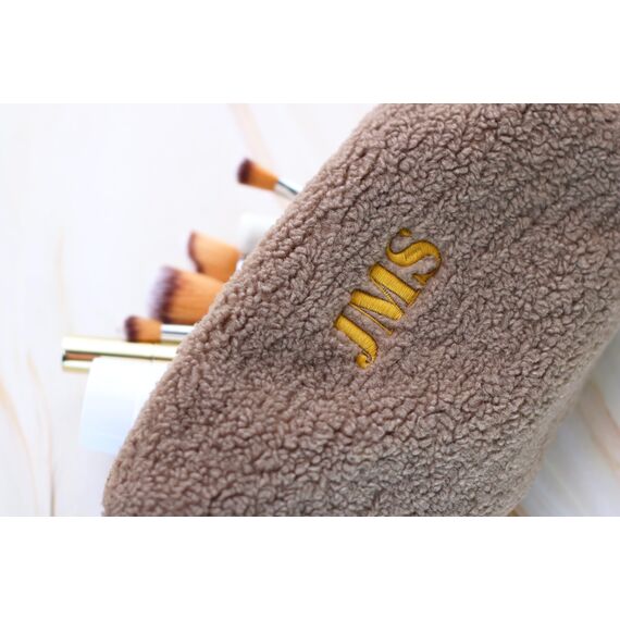 Teddy Kosmetiktasche mit Initialen Bestickt - Personalisierte Plüsch Schminktasche ideal als Organizer für die Handtasche (Braun)