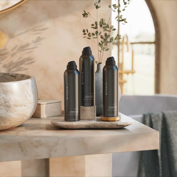 RITUALS Homme Vorteilspack mit 3 x Duschschaum – Duschgel mit Zedernholz und Vitamin E – kraftvoller und belebender Duft – Value Pack 3 x 200 ml