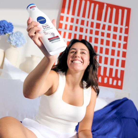 NIVEA Body Lotion Repair & Care, Körpercreme für sehr trockene Haut & zur Linderung von Spannungsgefühlen, Körperlotion mit Glycerin, Niacinamid & Provitamin B5 (400 ml)