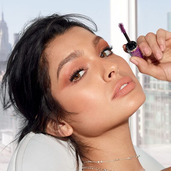 Maybelline New York Mascara mit Falsche Wimpern Effekt, Schwarze Wimperntusche mit Fasern, Falsies Lash Lift, Nr. 01 Ultra Black, 1 x 9,6 ml (Packung mit 2)