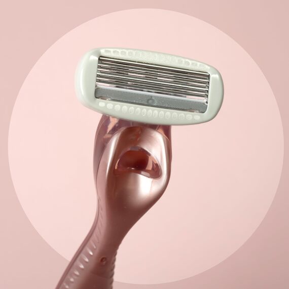 Wilkinson Sword Intuition Complete Reise-Set, 5-Klingen-Enthaarungsrasierer für Frauen und 5 Ersatz-Rasierklingen für Damen, Kulturtasche, geeignet für empfindliche Bereiche