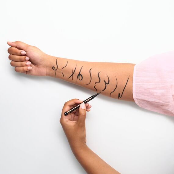 essence eyeliner pen extra long-lasting, Nr. 010, Schwarz, langanhaltend, definierend, farbintensiv, vegan, wasserfest, ohne Mikroplastikpartikel, ohne Parfüm, 2er Pack (1.1ml)