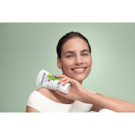 lavera Pure Beauty 3in1 Reinigung, Peeling & Maske – Naturkosmetik gegen Unreinheiten – vegane Gesichtsreinigung für unreine Haut & Mischhaut - 125ml