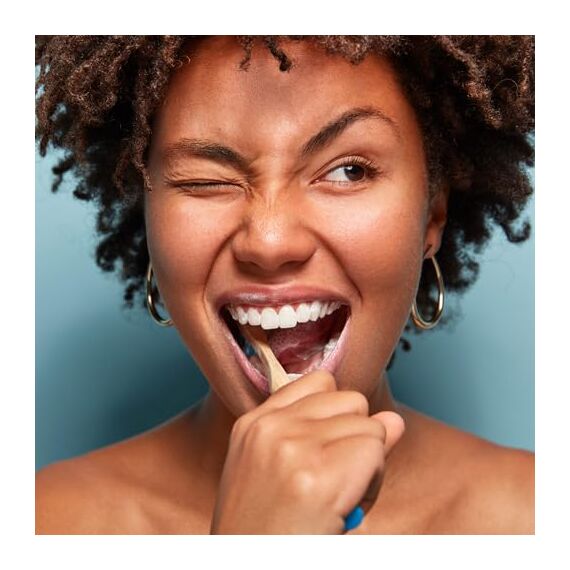 Colgate Zahnbürste Max White, mittel, 2 Stück - Handzahnbürste für natürlich weiße Zähne, mit mittelharten Borsten