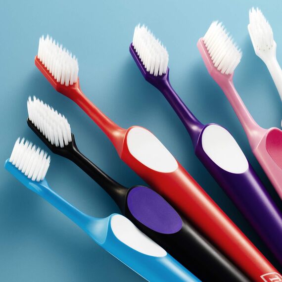 TEPE Supreme Soft Zahnbürste Konische Bürstenform mit kurzen und langen Borsten für optimale sanfte Reinigung bis in die Zahnzwischenräume, Zufällig