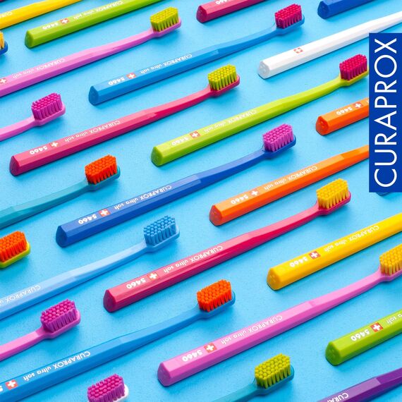 Curaprox CS 5460 Ultraweiche Zahnbürste - Zahn- und Zahnfleischpflege für Erwachsene/Superweiche Curen®-Borsten für sanfte Reinigung/Blau-Gelb, Einzelpackung/Hergestellt in der Schweiz
