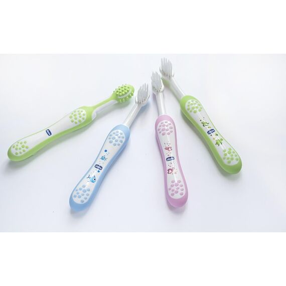 Chicco Kinder Zahnbürste mit geformtem und abgerundetem Kopf, Baby superweichen Borsten, sanft zu Zahnfleisch Zähnen, inkl. Schutzhülle, Geschenk für Neugeborene 6-36 Monate, Blau, 1 Stück (1er Pack)