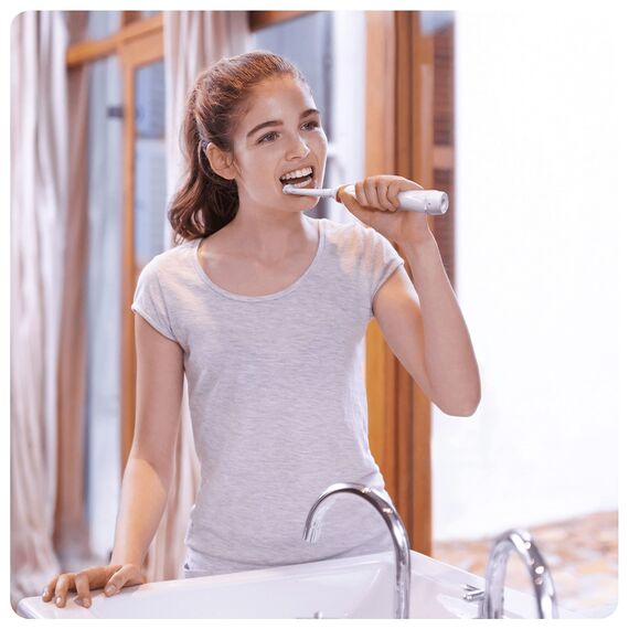 Oral-B Teen Elektrische Zahnbürste/Electric Toothbrush, 3 Putzmodi inkl. Sensitiv und Bluetooth-App für Zahnpflege, Ortho-Care Aufsteckbürste für Zahnspangen, Designed by Braun, schwarz, 1 Stück