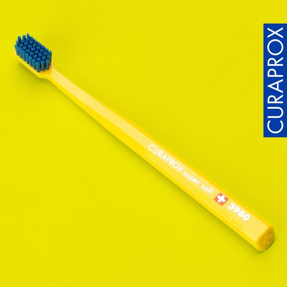 Curaprox CS 3960 Superweiche Zahnbürste - Zahn- und Zahnfleischpflege für Erwachsene/Superweiche Curen®-Borsten für sanfte Reinigung/Gelb-Blau, Einzelpackung/Hergestellt in der Schweiz