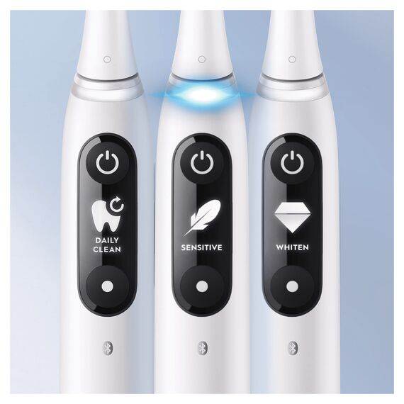 Braun Oral-B iO – 7n – Elektrische Zahnbürste, wiederaufladbar, 1 hochwertiger, weißer Griff mit Revolutionärer Magnettechnologie, Anzeige Schwarz und Weiß, 1 Bürste, 1 Premium-Reiseetui