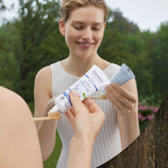 lavera Zahncreme Complete Care Fluoridfrei - 5-facher Schutz - Bio-Pflanzenwirkstoffe - Bio Echinacea & Calcium - Vegan - Naturkosmetik - 75 ml