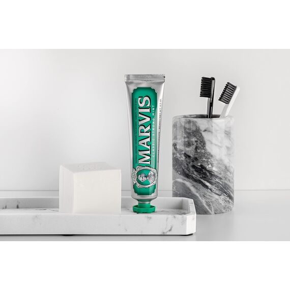Marvis Classic Strong Mint Zahnpasta, 85 ml, Zahnpasta mit Geschmacks-Erlebnis-Garantie für belebende und langanhaltende Frische