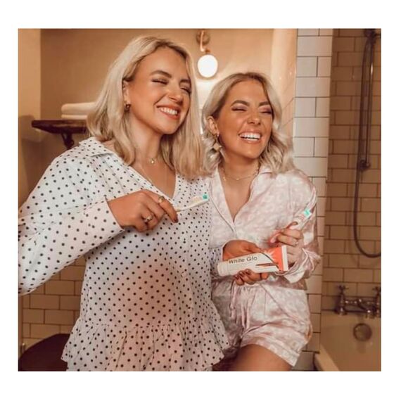 White Glo Premium Coffee & Tea Drinkers Formula Intense Extra Whitening Zahnpasta und Zahnbürste – 100 ml (3er-Pack) mit Sanitral 50 Stück Zahnseide-Stick als Geschenk im Lieferumfang enthalten