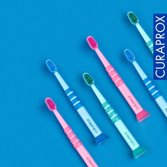 Curaprox Babyzahnbürste - Für Säuglinge und Kleinkinder/Ultraweiche Borsten für sanfte Reinigung/Blau-Blau | Einzelpackung/Hergestellt in der Schweiz