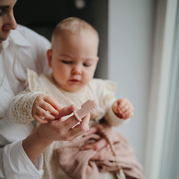 Mushie Fingerzahnbürste für Babys & Kleinkinder 2er Packung | Beruhigen & Stimuliert das Zahnfleisch, 0-2 Jahre | Sichere & Hochwertige für Kleinkinder Kinder Jungs & Mädchen | (Erröten/Shifting Sand)