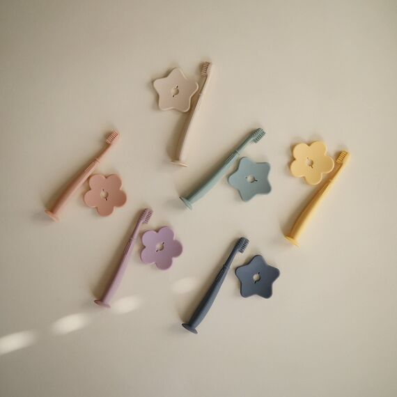 Mushie Kinderzahnbürste Stern Design | Handzahnbürste für kinder mit Saugnapf, 0-6 Jahre | Stimuliert Zähne & Zahnfleisch, extra weiche Bürste | Sichere & Hochwertige | Cambridge Blau