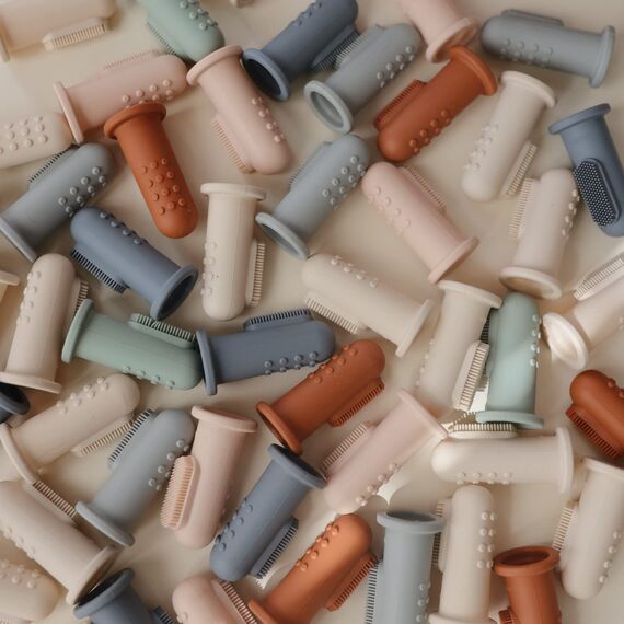 Mushie Fingerzahnbürste für Babys & Kleinkinder 2er Packung | Beruhigen & Stimuliert das Zahnfleisch, 0-2 Jahre | Sichere & Hochwertige für Kleinkinder Kinder Jungs & Mädchen | (Clay/Shifting Sand)