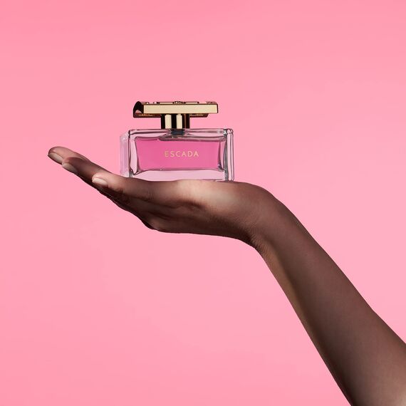 ESCADA Especially Eau de Parfum, frisch-blumiger Damenduft für glamouröse Frauen, 50ml