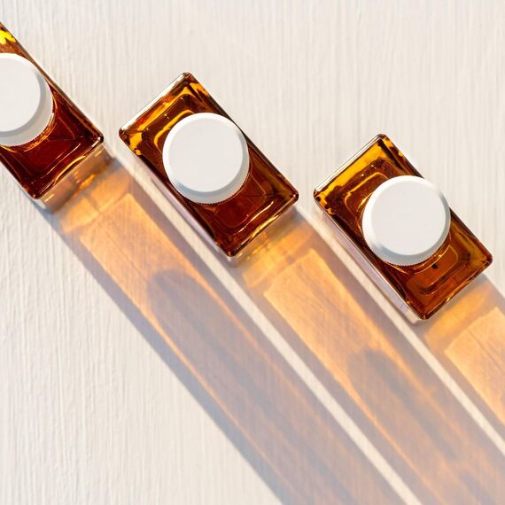 KORRES VETIVER ROOT Eau De Toilette für Herren, maskuliner Herrenduft mit Zedernholz Akkorden, erdig, warm & holzig, vegan, dermatologisch getestet, 50 ml