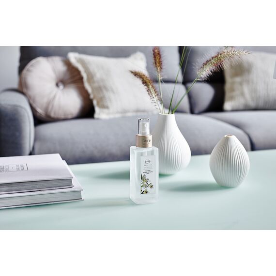 ipuro - erfrischendes ipuro white lily Raumspray - dezentes Duftspray mit blumig zarten Noten - stilvolles Room Fragrance für ein puristisches Dufterlebnis in jedem Raum 120 ml