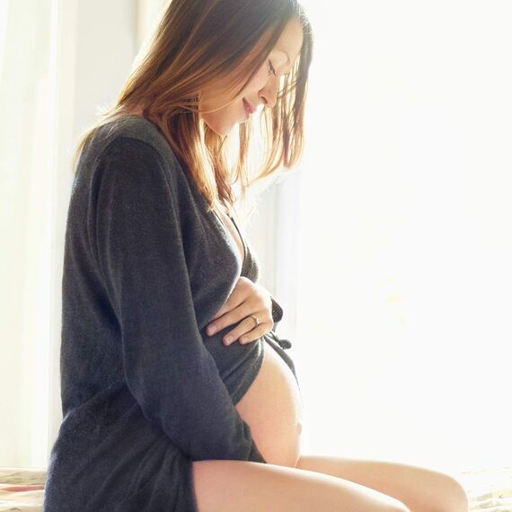 WELEDA Bio Mama Schwangerschaftsöl - Naturkosmetik Babybauch Massageöl zur Dehnungsstreifen Vorbeugung. Hautpflege Schwangerschaft Narbenöl mit Jojobaöl verbessert die Hautelastizität (vegan, 100ml)