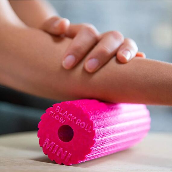 BLACKROLL® MINI FLOW Faszienrolle (15 x 5 cm), kleine Fitness-Rolle mit geriffelter Oberfläche, handliche Massagerolle für unterwegs, im Büro & Fitnessstudio, mittlere Härte, Made in Germany, Orange