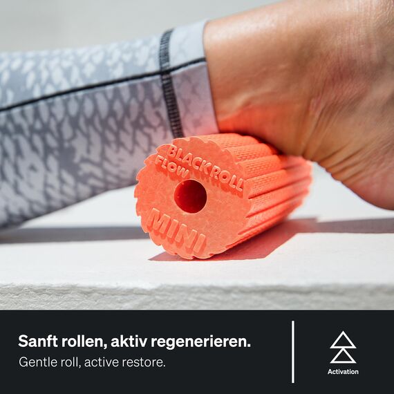 BLACKROLL® MINI FLOW Faszienrolle (15 x 5 cm), kleine Fitness-Rolle mit geriffelter Oberfläche, handliche Massagerolle für unterwegs, im Büro & Fitnessstudio, mittlere Härte, Made in Germany, Schwarz