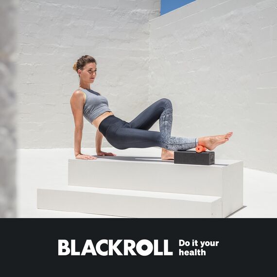 BLACKROLL® MINI FLOW Faszienrolle (15 x 5 cm), kleine Fitness-Rolle mit geriffelter Oberfläche, handliche Massagerolle für unterwegs, im Büro & Fitnessstudio, mittlere Härte, Made in Germany, Schwarz