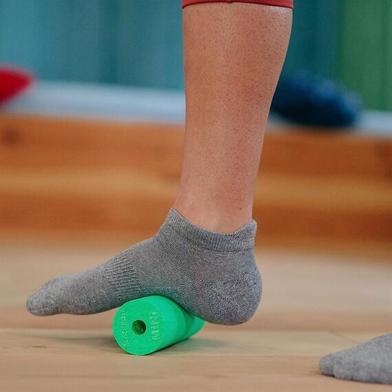 BLACKROLL® MINI Faszienrolle (15 x 5 cm), kleine Fitness-Rolle für die Selbstmassage, handliche Massagerolle für unterwegs, im Büro oder Fitnessstudio, mittlere Härte, Made in Germany, Gelb