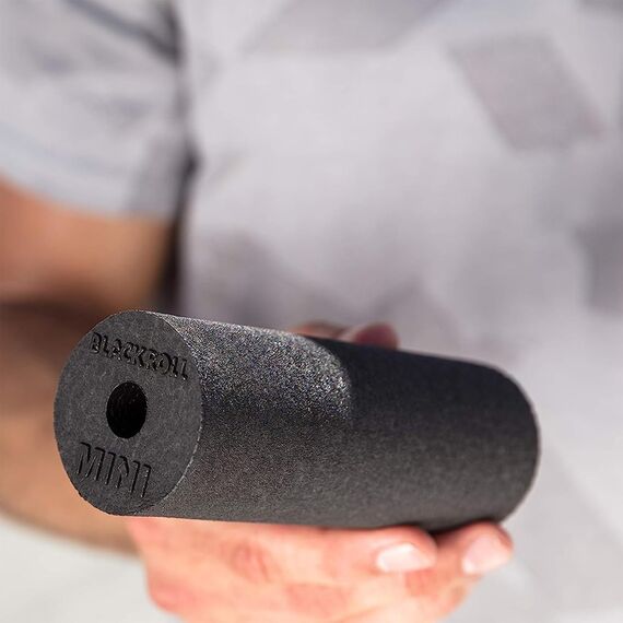 BLACKROLL® MINI Faszienrolle (15 x 5 cm), kleine Fitness-Rolle für die Selbstmassage, handliche Massagerolle für unterwegs, im Büro oder Fitnessstudio, mittlere Härte, Made in Germany, Pink