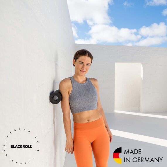 BLACKROLL® SLIM Faszienrolle (30 x 10 cm), Fitness-Rolle zur Selbstmassage von Rücken und Beinen, schmale Massagerolle für Reisen und unterwegs, mittlere Härte, Made in Germany, Schwarz