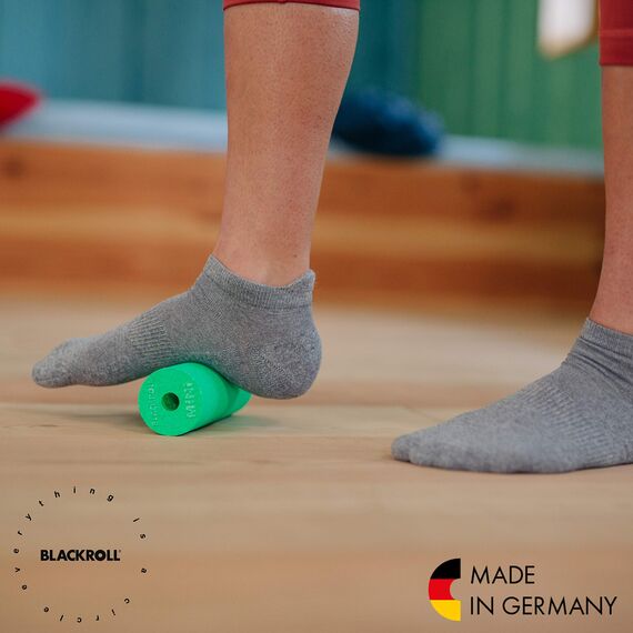 BLACKROLL® MINI Faszienrolle (15 x 5 cm), kleine Fitness-Rolle für die Selbstmassage, handliche Massagerolle für unterwegs, im Büro oder Fitnessstudio, mittlere Härte, Made in Germany, Schwarz