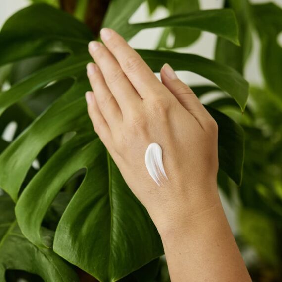 WELEDA Bio Intensiv Handcreme Granatapfel - Naturkosmetik Handpflege Creme beugt Pigmentflecken vor, Nachhaltige Feuchtigkeitscreme mit Sheabutter & Orange-Vanille Duft für trockene Hände (1x 50ml)