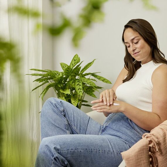 WELEDA Bio Intensiv Handcreme Granatapfel - Naturkosmetik Handpflege Creme beugt Pigmentflecken vor, Nachhaltige Feuchtigkeitscreme mit Sheabutter & Orange-Vanille Duft für trockene Hände (1x 50ml)