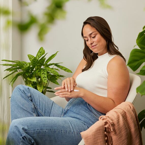 WELEDA Bio Intensiv Handcreme Granatapfel - Naturkosmetik Handpflege Creme beugt Pigmentflecken vor, Nachhaltige Feuchtigkeitscreme mit Sheabutter & Orange-Vanille Duft für trockene Hände (1x 50ml)