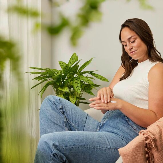 WELEDA Bio Handcreme Sensitiv - parfümfreie Naturkosmetik Handpflege Creme für sensible, empfindliche Haut, Nachhaltige, vegane Feuchtigkeitscreme mit Jojobaöl & Kokosöl für Frauen & Männer (1x50ml)