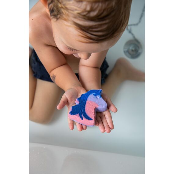 Kneipp naturkind Einhornliebe Farbsprudelbad - mit viel Liebe speziell für Kinder entwickelt - bewahrt die zarte Kinderhaut vor dem Austrocknen - mit Erdbeerduft - 1 Stück