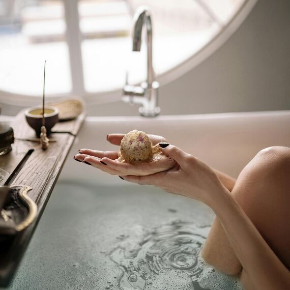 Satin Naturel luxuriöses Geschenkset für Frauen – 4 Badebomben Vegan – Wellness Pflege & Relax – Badebomben Set – Weihnachtsgeschenkidee – festliches Geschenk – weihnachtliches Geschenk