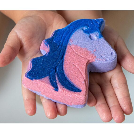 Kneipp naturkind Einhornliebe Farbsprudelbad - mit viel Liebe speziell für Kinder entwickelt - bewahrt die zarte Kinderhaut vor dem Austrocknen - mit Erdbeerduft - 1 Stück