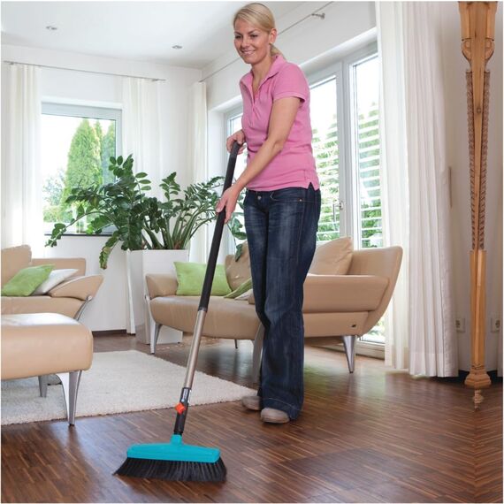 Gardena combisystem-Stubenbesen: Kehrbesen zum Zusammenfegen von Schmutz, 34 cm Arbeitsbreite, Borsten aus Kunststoff-Rosshaar-Mischung, möbelschonend durch abgerundete Kanten (3630-20), Türkis/Weiß