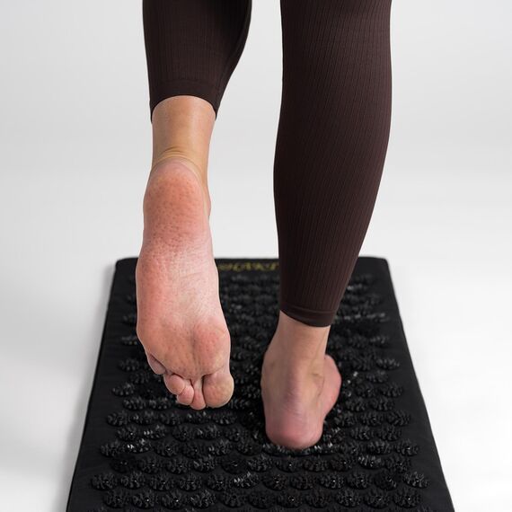 ShaktiMat [Das Original seit 2007] Premium Akupressurmatte zur Entspannung für Rücken, Nacken, Füße, Ethische Handarbeit, GOTS-zertifizierte Bio-Baumwolle, Original Intensität, Onyxschwarz