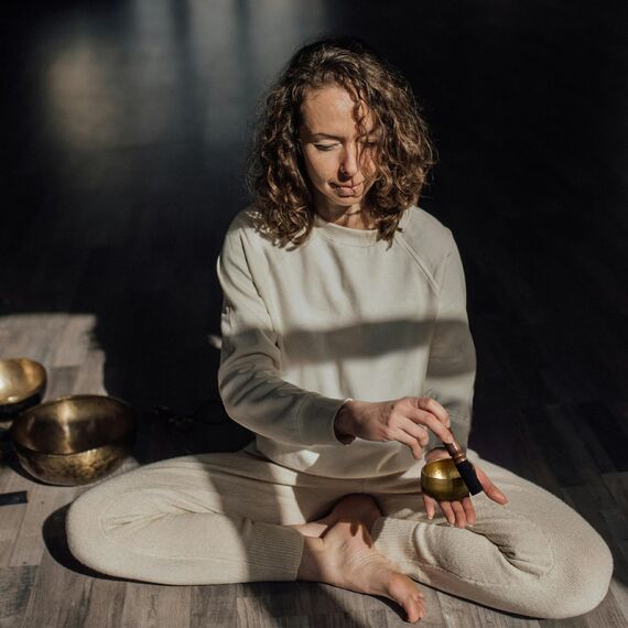 alasemo Tibetische Klangschalen Set Ø8cm, Klangschale klein für Yoga Meditation und Entspannung, Hand gehämmert Messing Singing Bowl mit Holz Klöppel Grün-Goldene Klangschalenkissen und Beutel