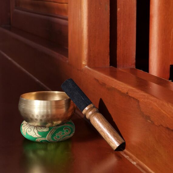 alasemo Tibetische Klangschalen Set Ø8cm, Klangschale klein für Yoga Meditation und Entspannung, Hand gehämmert Messing Singing Bowl mit Holz Klöppel Grün-Goldene Klangschalenkissen und Beutel