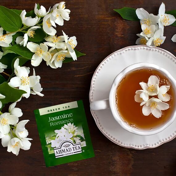 Ahmad Tea - Jasmine Romance - Grüner Jasmintee mit echten Jasminblüten - Einzeln Verpackte, Aromaversiegelte Teebeutel mit 2g Tee pro Portion - 20 Teebeutel mit Band